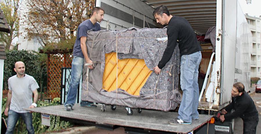 chargement piano dans camion